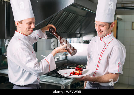 Zwei Köche Sha Hintergrund Küche Pfeffer Gerichte. Stockfoto