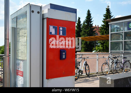 Heidelberg, Deutschland - August 2019: Rot Deutsche Bahn Ticket und Fahrplan an Bahnhof. Stockfoto