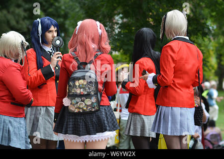 Mannheim, Deutschland - August 2019: Gruppe von cosplaying Mädchen in Rot manga Schuluniformen an öffentlichen Park "friedrichsplatz" in Mannheim während Anu Stockfoto