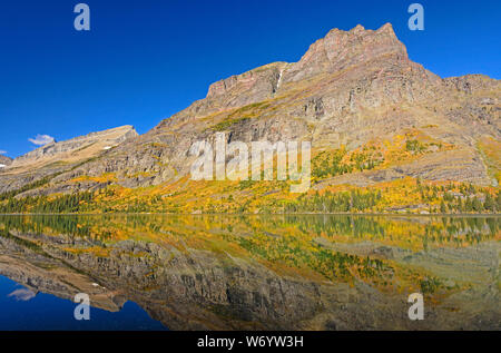 Dramatische Reflexionen in die Berge im Herbst auf Josephine See im Glacier National Park in Montana Stockfoto