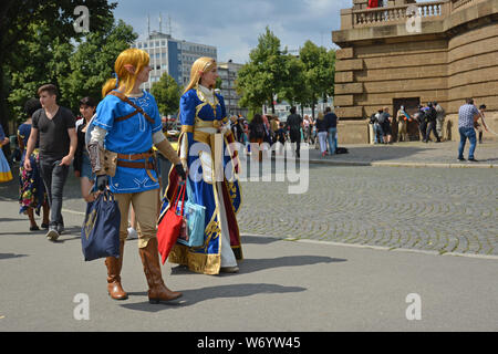 Mannheim, Deutschland - August 2019: Cosplayer zu Fuß durch einen öffentlichen Park vor der Wasserturm in Mannheim während manueller Anime und Manga Convention Stockfoto