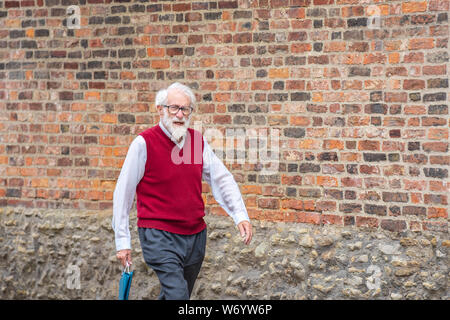 Cambridge, UK, 1. August 2019. Bärtige ältere Mann an der Straße Stockfoto