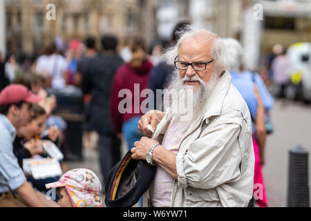 Cambridge, UK, 1. August 2019. Bärtige ältere Mann an der Straße Stockfoto