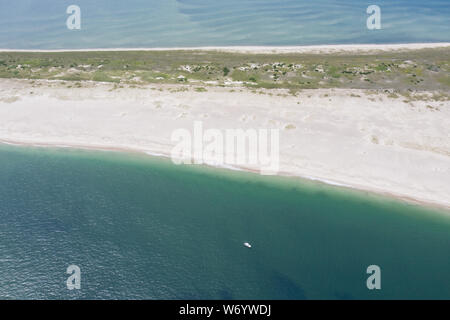 Das kalte Wasser des Atlantischen Ozeans baden einen malerischen Strand auf Cape Cod, Massachusetts. Diesen wunderschönen Teil von New England ist eine beliebte Urlaubsregion. Stockfoto