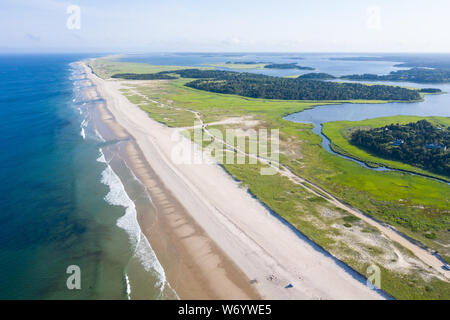Das kalte Wasser des Atlantischen Ozeans baden einen malerischen Strand auf Cape Cod, Massachusetts. Diesen wunderschönen Teil von New England ist eine beliebte Urlaubsregion. Stockfoto