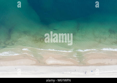 Das kalte Wasser des Atlantischen Ozeans baden einen malerischen Strand auf Cape Cod, Massachusetts. Diesen wunderschönen Teil von New England ist eine beliebte Urlaubsregion. Stockfoto