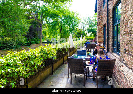 Tudor Scheune Gaststätte, Eltham, Großbritannien Stockfoto