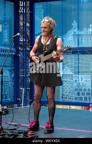 Miss Candy Apple unten auf einer Bühne auf der High Street während des Edinburgh Fringe Festival. Stockfoto