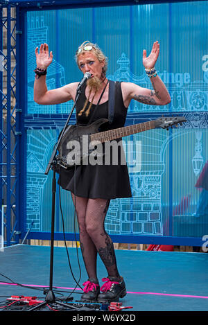 Miss Candy Apple unten auf einer Bühne auf der High Street während des Edinburgh Fringe Festival. Stockfoto