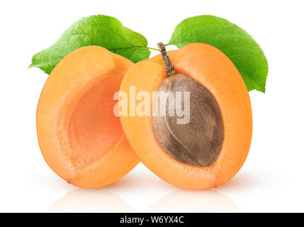 Isolierte apricot. Eine Aprikose Obst schneiden in Hälften mit Kernel und Blatt auf weißem Hintergrund mit Freistellungspfad isoliert Stockfoto