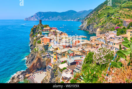 Das Meer und die malerische Vernazza kleine Stadt in Der Nationalpark der Cinque Terre, Ligurien, Italien Stockfoto