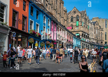 Bunte Geschäfte säumen die Victoria Street in Edinburgh Old Town. Stockfoto