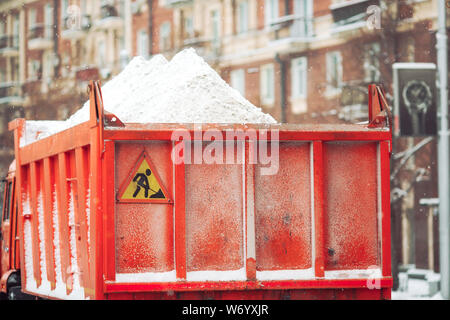 Schneeräumen Maschinen. Der Lkw beladen mit Schnee. Stockfoto