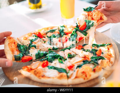 Essen Pizza. Die Hände schließen - Stücke von Pizza. Stockfoto