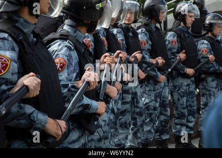 Moskau, Russland. 3., August, 2019 Riot Polizisten bewachen während einer nicht genehmigten Kundgebung fordert faire Wahlen Puschkinplatz entfernt in Moskau, Russland stand Stockfoto