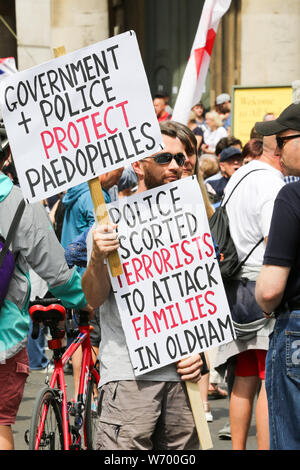 Eine Demonstrantin hält Plakate während der Demonstration. eine Kundgebung zur Unterstützung der britischen Rechtsextremen Stephen Yaxley-Lennon, auch als Tommy Robinson in London bekannt. Tommy Robinson wurde am 11. Juli 2019 im Old Bailey für Missachtung des Gerichts gefangengesetzt. Stockfoto