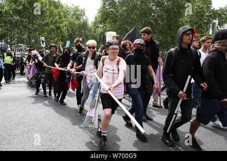 Counter-Demonstranten von Stop Tommy Robinson und Stand bis zu Rassismus Teil während der Demonstration nehmen. eine Kundgebung zur Unterstützung der britischen Rechtsextremen Stephen Yaxley-Lennon, auch als Tommy Robinson in London bekannt. Tommy Robinson wurde am 11. Juli 2019 im Old Bailey für Missachtung des Gerichts gefangengesetzt. Stockfoto