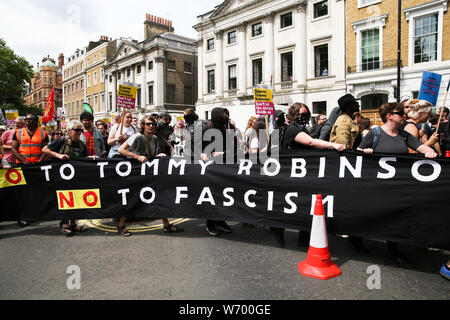 Counter-Demonstranten von Stop Tommy Robinson und Aufstehen gegen Rassismus eine Fahne während der Demonstration Halten. eine Kundgebung zur Unterstützung der britischen Rechtsextremen Stephen Yaxley-Lennon, auch als Tommy Robinson in London bekannt. Tommy Robinson wurde am 11. Juli 2019 im Old Bailey für Missachtung des Gerichts gefangengesetzt. Stockfoto