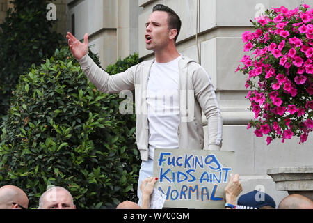 Danny Tommo spricht während des Protestes. eine Kundgebung zur Unterstützung der britischen Rechtsextremen Stephen Yaxley-Lennon, auch als Tommy Robinson in London bekannt. Tommy Robinson wurde am 11. Juli 2019 im Old Bailey für Missachtung des Gerichts gefangengesetzt. Stockfoto