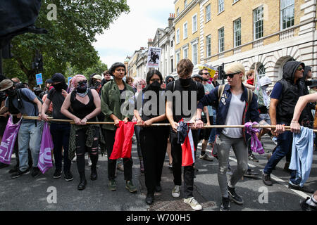 Counter-Demonstranten von Stop Tommy Robinson und Stand bis zu Rassismus Teil während der Demonstration nehmen. eine Kundgebung zur Unterstützung der britischen Rechtsextremen Stephen Yaxley-Lennon, auch als Tommy Robinson in London bekannt. Tommy Robinson wurde am 11. Juli 2019 im Old Bailey für Missachtung des Gerichts gefangengesetzt. Stockfoto