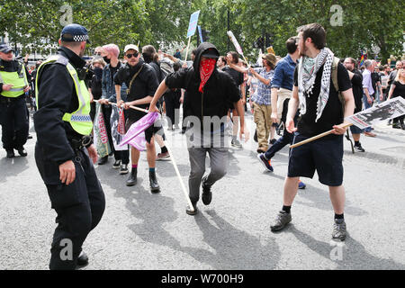 Counter-Demonstranten von Stop Tommy Robinson und Stand bis zu Rassismus Teil während der Demonstration nehmen. eine Kundgebung zur Unterstützung der britischen Rechtsextremen Stephen Yaxley-Lennon, auch als Tommy Robinson in London bekannt. Tommy Robinson wurde am 11. Juli 2019 im Old Bailey für Missachtung des Gerichts gefangengesetzt. Stockfoto