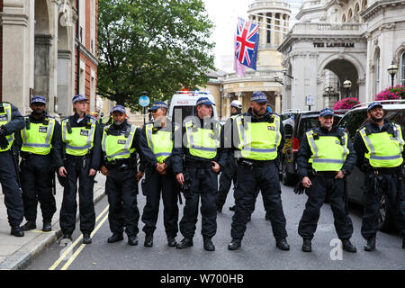 Polizeibeamte stehen auf der Hut während des Protestes. eine Kundgebung zur Unterstützung der britischen Rechtsextremen Stephen Yaxley-Lennon, auch als Tommy Robinson in London bekannt. Tommy Robinson wurde am 11. Juli 2019 im Old Bailey für Missachtung des Gerichts gefangengesetzt. Stockfoto