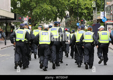 Polizisten patrouillieren die Straße während des Protestes gesehen. eine Kundgebung zur Unterstützung der britischen Rechtsextremen Stephen Yaxley-Lennon, auch als Tommy Robinson in London bekannt. Tommy Robinson wurde am 11. Juli 2019 im Old Bailey für Missachtung des Gerichts gefangengesetzt. Stockfoto