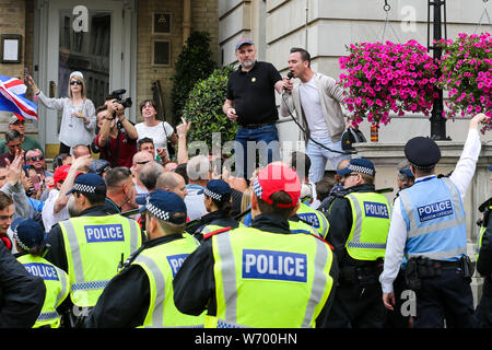 Danny Tommo spricht während des Protestes. eine Kundgebung zur Unterstützung der britischen Rechtsextremen Stephen Yaxley-Lennon, auch als Tommy Robinson in London bekannt. Tommy Robinson wurde am 11. Juli 2019 im Old Bailey für Missachtung des Gerichts gefangengesetzt. Stockfoto