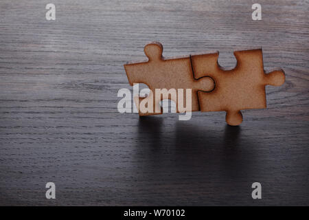 Zwei Stücke Holz Puzzle auf hölzernen Hintergrund Stockfoto