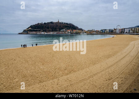 Der berühmte Strand La Concha in San Sebastian in trüben Wintertag, Baskenland, Spanien Stockfoto