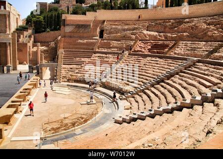 Cartagena, Murcia, Spanien - 25. Juli 2019: Touristen, die archäologischen Überreste der römischen Amphitheater von Cartagena an einem sonnigen Tag des Sommers. Stockfoto