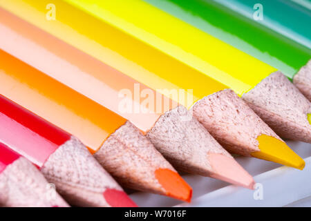 Nahaufnahme der Farbstifte auf weißem Hintergrund Stockfoto