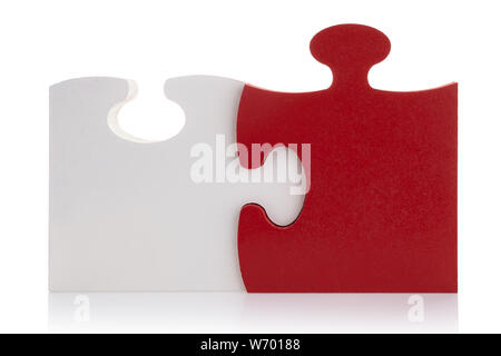Zwei weiße und rote Details Puzzle auf weißen Hintergrund. Stockfoto
