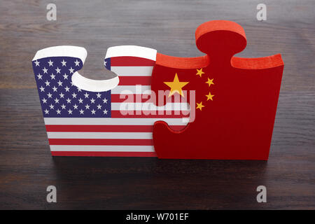 Puzzleteile mit der Flagge von China und den USA. Handelskrieg Konzept. Stockfoto