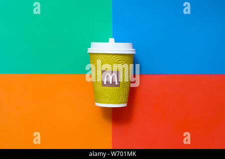 Charkiw, UKRAINE - August 1, 2019: McDonald's Papier einweg Kaffeetasse auf helle Farben mischen Hintergrund. McDonald's Corporation ist der weltweit großen Stockfoto