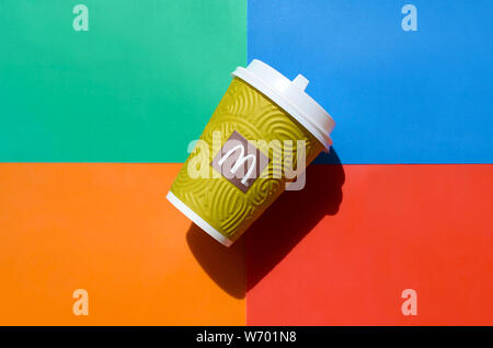 Charkiw, UKRAINE - August 1, 2019: McDonald's Papier einweg Kaffeetasse auf helle Farben mischen Hintergrund. McDonald's Corporation ist der weltweit großen Stockfoto
