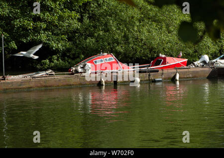 Boote an der Themse von Eel Pie Insel Twickenham GROSSBRITANNIEN Stockfoto