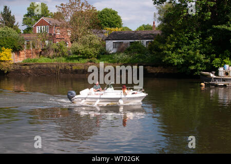 Motorboot an der Themse Twickenham GROSSBRITANNIEN Stockfoto