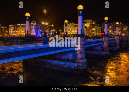 Nacht Stadtbild von Kursaal Brücke mit Theater Victoria Eugenia Hotel und Maria Cristina im Hintergrund, San Sebastian, Baskenland, Spanien Stockfoto