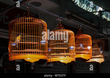 Bambus Vogelkäfige in der Yuen Po Street Bird Garden in Mong Kok, Hong Kong Stockfoto