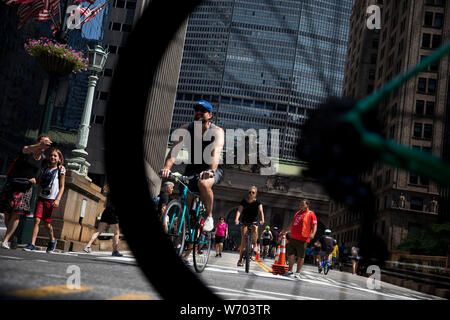 New York, USA. 3 Aug, 2019. Menschen beteiligen sich an der 2019 Sommer Straßen Veranstaltung in New York, USA, August 3, 2019. An den ersten drei Samstagen im August in der Zeit zwischen 7.00 Uhr und 13.00 Uhr, fast sieben Meilen von New York City's Straßen sind öffentlich zu spielen, Laufen, Wandern und Radfahren. Quelle: Michael Nagle/Xinhua Stockfoto