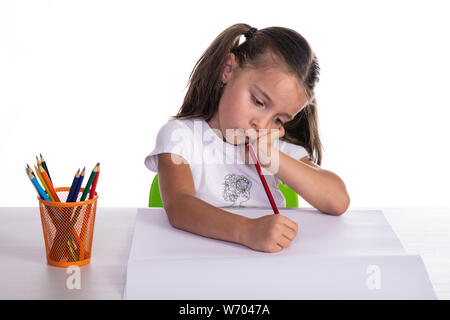 Mädchen ab leeres Papier mit Buntstiften auf Tisch, isoliert auf weißem zu zeichnen. Konzept der Kinder Hobby oder Kindheit, glücklich, Lebensstil. Stockfoto