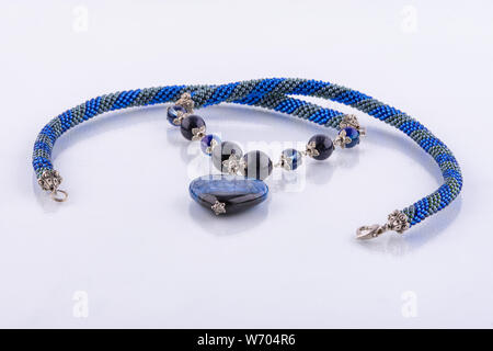 Handgefertigte designer Halsband in blau Tönen von Perlen und Steine Stockfoto