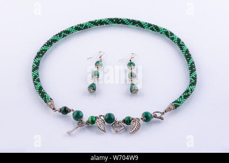 Satz von Halsketten und Ohrringe aus kleinen Perlen und handgefertigten Steine Stockfoto
