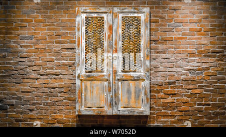 Dekorative hängenden Tür auf Wand. Holz- Fenster auf Mauer Hintergrund. Jahrgang alte Holztür an der Außenseite. Alte Holztür auf der Mauer. Vintage Hintergrund. Alte innen außen Stil Stockfoto