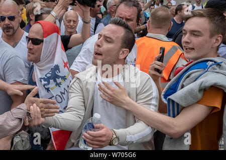 Danny Tommo (dargestellt) - echter Name Daniel Thomas, führt die "Freie Tommy Robinson" protestieren. Polizei verhaftet 24 während einer Kundgebung zur Unterstützung der Inhaftierten Tommy Robinson, realen Namen Stephen Yaxley-Lennon, die letzten Monat zu neun Monaten Haft verurteilt wurde, nachdem schuldig in der Missachtung des Gerichts gefunden wird. Counter-Demonstranten, darunter antifaschistische Aktivisten und Der anti-rassistische Gruppe: Aufstehen gegen Rassismus, gegen die pro-Robinson Demonstranten mit Protest Gruppen getrennt von der Polizei mit einigen Auseinandersetzungen. London, Großbritannien. Stockfoto