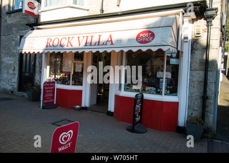 Rock Shop Branscombe Devon Food Schilder draußen bemalt rot weiß Baldachin Süßigkeiten süße Einkaufstür Essen Horizon lokales altes Postamt Stockfoto