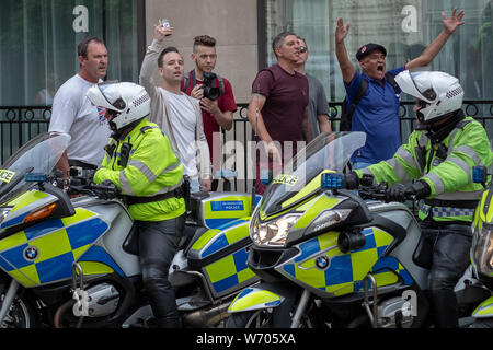 Danny Tommo (im Bild 2 links Holding Telefon) - echter Name Daniel Thomas, führt die "Freie Tommy Robinson" protestieren. Polizei verhaftet 24 während einer Kundgebung zur Unterstützung der Inhaftierten Tommy Robinson, realen Namen Stephen Yaxley-Lennon, die letzten Monat zu neun Monaten Haft verurteilt wurde, nachdem schuldig in der Missachtung des Gerichts gefunden wird. Counter-Demonstranten, darunter antifaschistische Aktivisten und Der anti-rassistische Gruppe: Aufstehen gegen Rassismus, gegen die pro-Robinson Demonstranten mit Protest Gruppen getrennt von der Polizei mit einigen Auseinandersetzungen. London, Großbritannien. Stockfoto