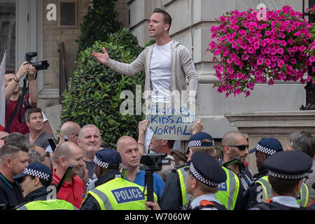 Danny Tommo (dargestellt) - echter Name Daniel Thomas, führt die "Freie Tommy Robinson" protestieren. Polizei verhaftet 24 während einer Kundgebung zur Unterstützung der Inhaftierten Tommy Robinson, realen Namen Stephen Yaxley-Lennon, die letzten Monat zu neun Monaten Haft verurteilt wurde, nachdem schuldig in der Missachtung des Gerichts gefunden wird. Counter-Demonstranten, darunter antifaschistische Aktivisten und Der anti-rassistische Gruppe: Aufstehen gegen Rassismus, gegen die pro-Robinson Demonstranten mit Protest Gruppen getrennt von der Polizei mit einigen Auseinandersetzungen. London, Großbritannien. Stockfoto