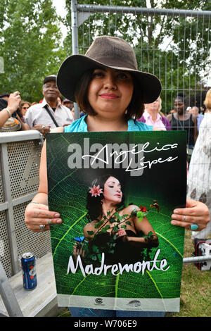 Kolumbianischen Sänger und Song-writer Angelica Lopez und ihre Band mit Elaine Wara Pianist führt auf dem La Clave Fest 2019: Kostenlose Latin Festival in London mit Live Performances tolles Essen und Trinken und schönen Menschen am Finsbury Park am 3. August 2019, London, UK. Stockfoto